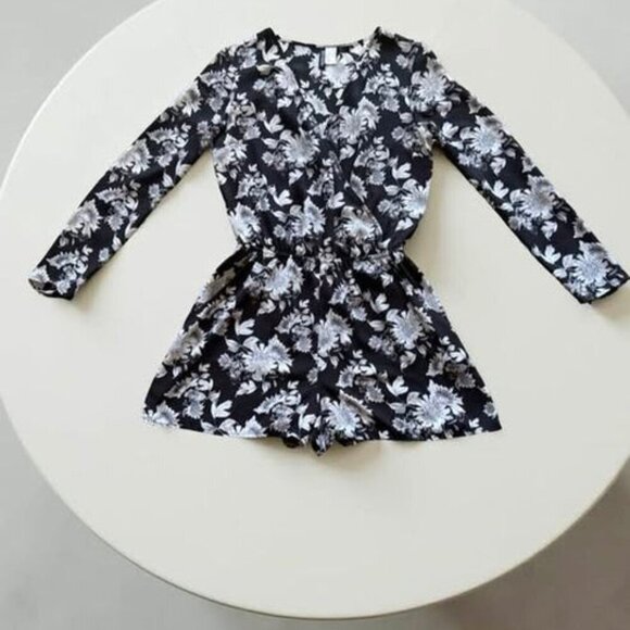 BLACK/WHITE SHORT ROMPER - Picture 2 of 5